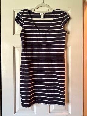 Basics- Casual Navy & White Striped Scoop Neck Dress. Form-fitting and flirty!